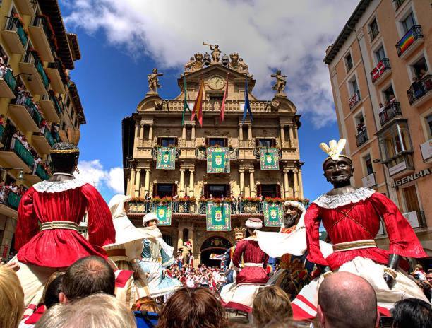 Trampantojo Apartamento En El Corazon De Pamplona Apartment Luaran gambar