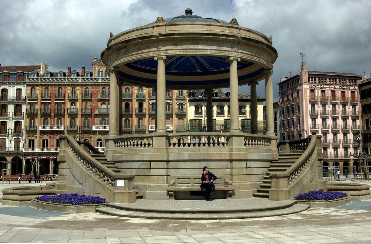 Trampantojo Apartamento En El Corazon De Pamplona Apartment Luaran gambar