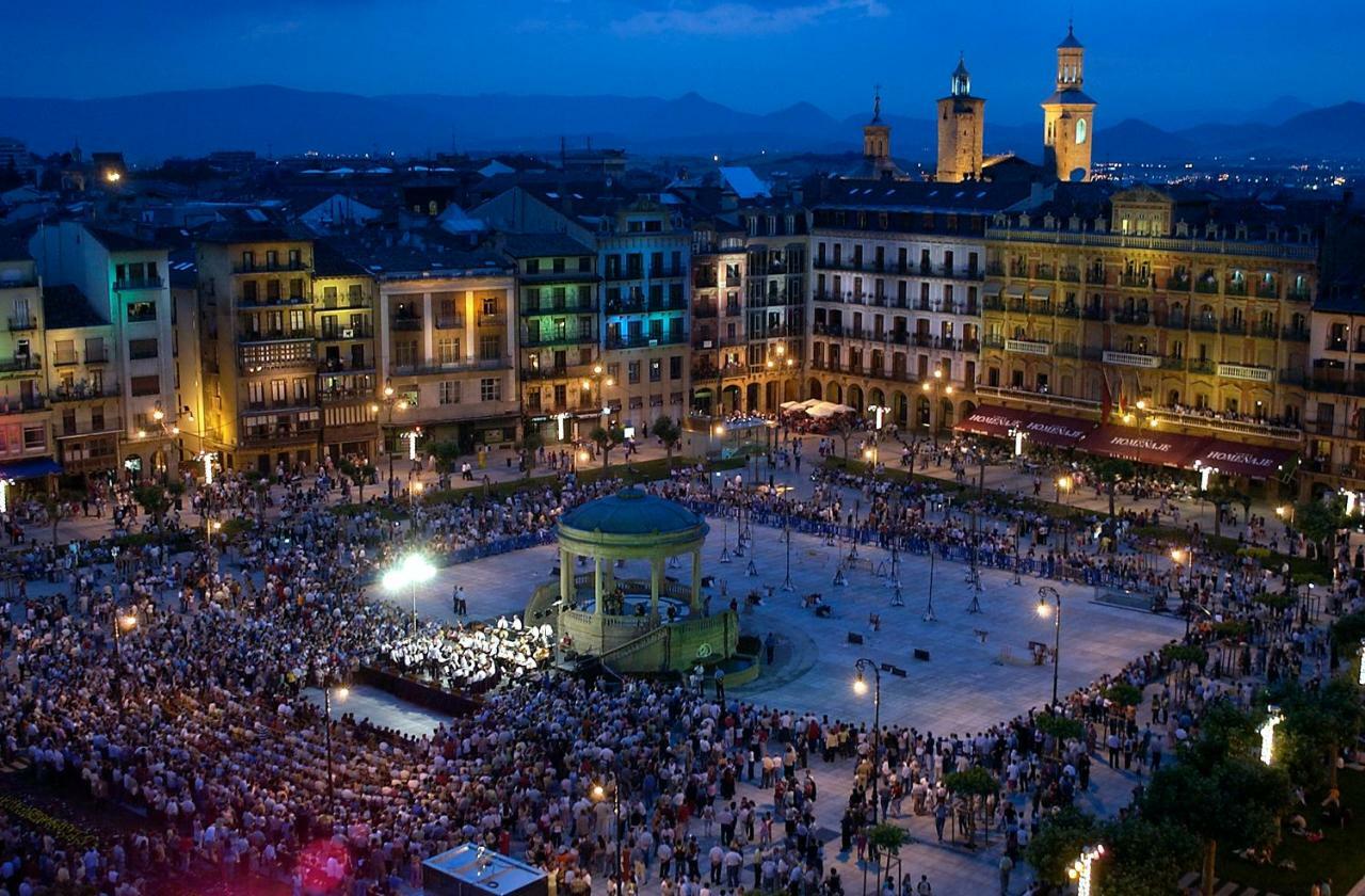 Trampantojo Apartamento En El Corazon De Pamplona Apartment Luaran gambar