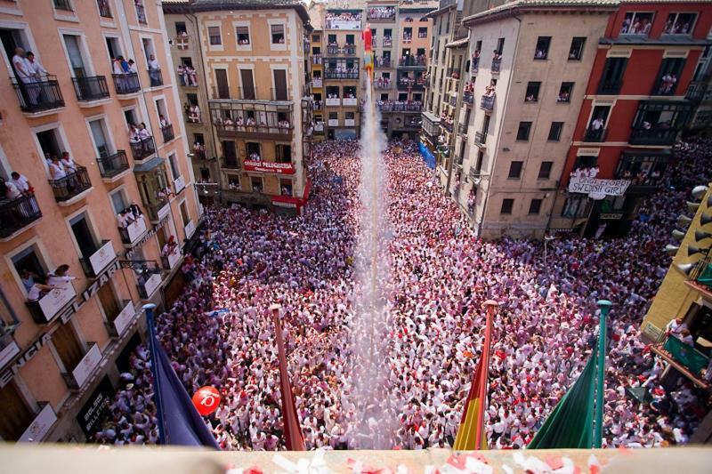 Trampantojo Apartamento En El Corazon De Pamplona Apartment Luaran gambar