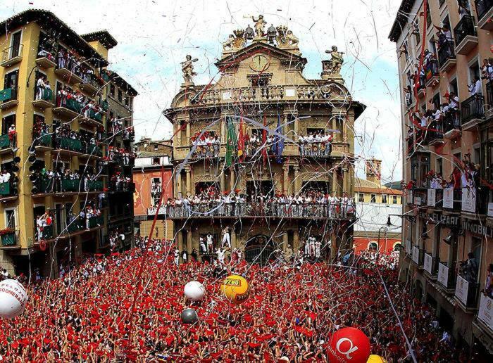 Trampantojo Apartamento En El Corazon De Pamplona Apartment Luaran gambar